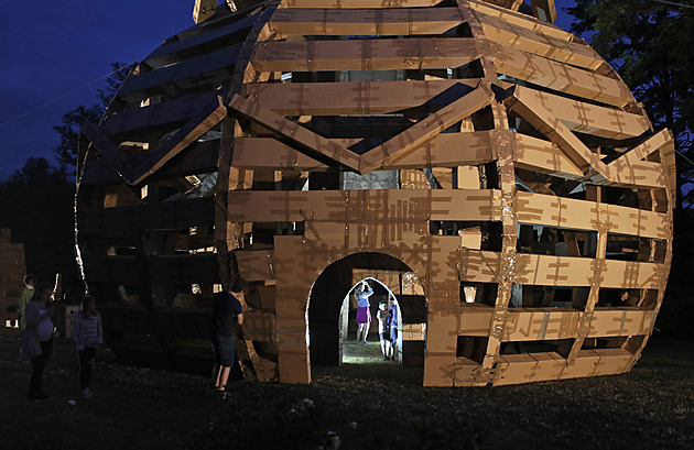 Dobrovolníci postavili dvacetimetrovou věž. Stát bude jenom dvacet hodin