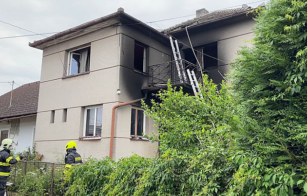 Po nočním požáru v Zaječově jeden člověk zemřel, další je zraněný