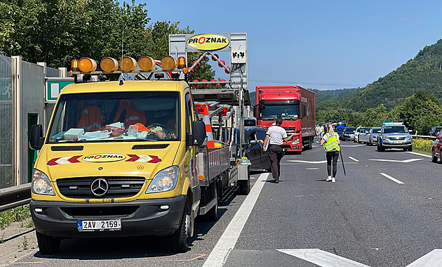 Na dálnici D5 u Zdic řidička srazila a vážně zranila silničáře, provoz stál