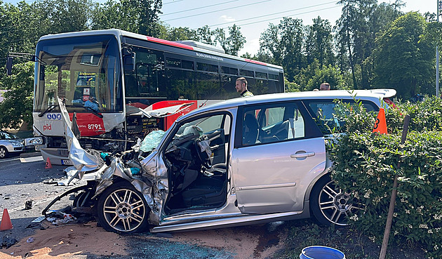 V Kladně se čelně srazilo auto a autobus. Pro zraněnou ženu musel vrtulník