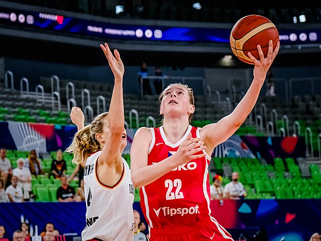 Emma echov zakonuje bhem zpasu s Nmeckem na evropskm ampiontu.