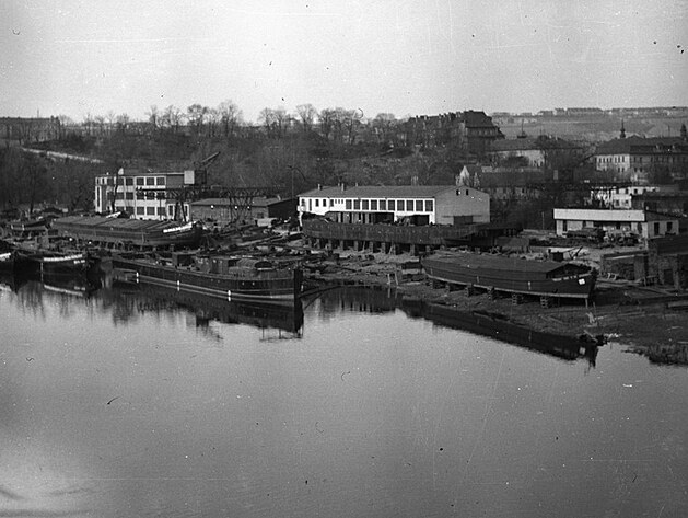 Historick� pohled na doky Libe�sk�ho p��stavu z roku 1949.