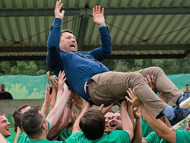 Ústí bölgesinin başı, futbolun daha iyi bir görüntüsü var ve zengin çekiyor. Sadece saldırganlık …