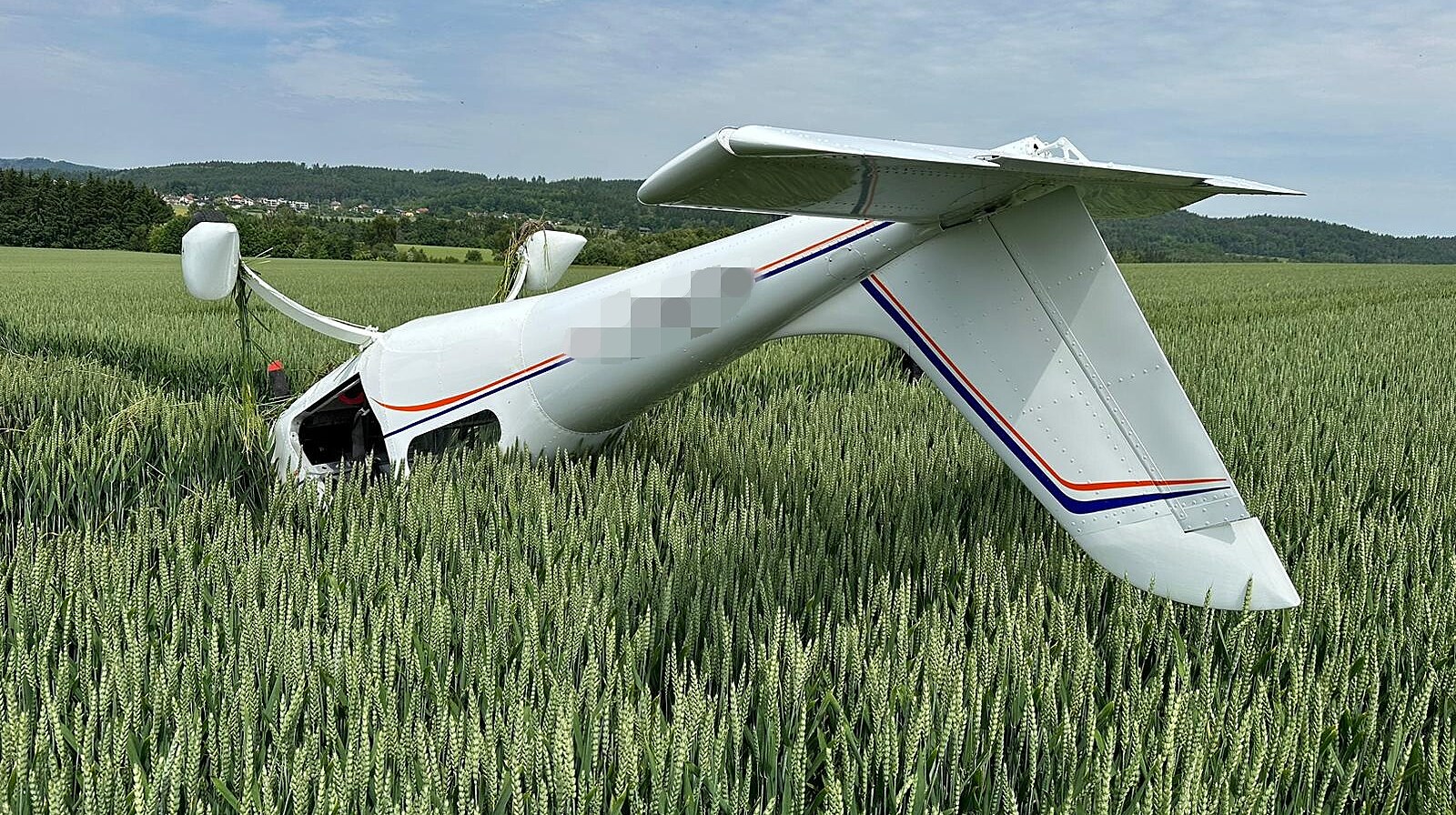 Na Benešovsku havarovalo ultralehké letadlo, pilot nepřežil