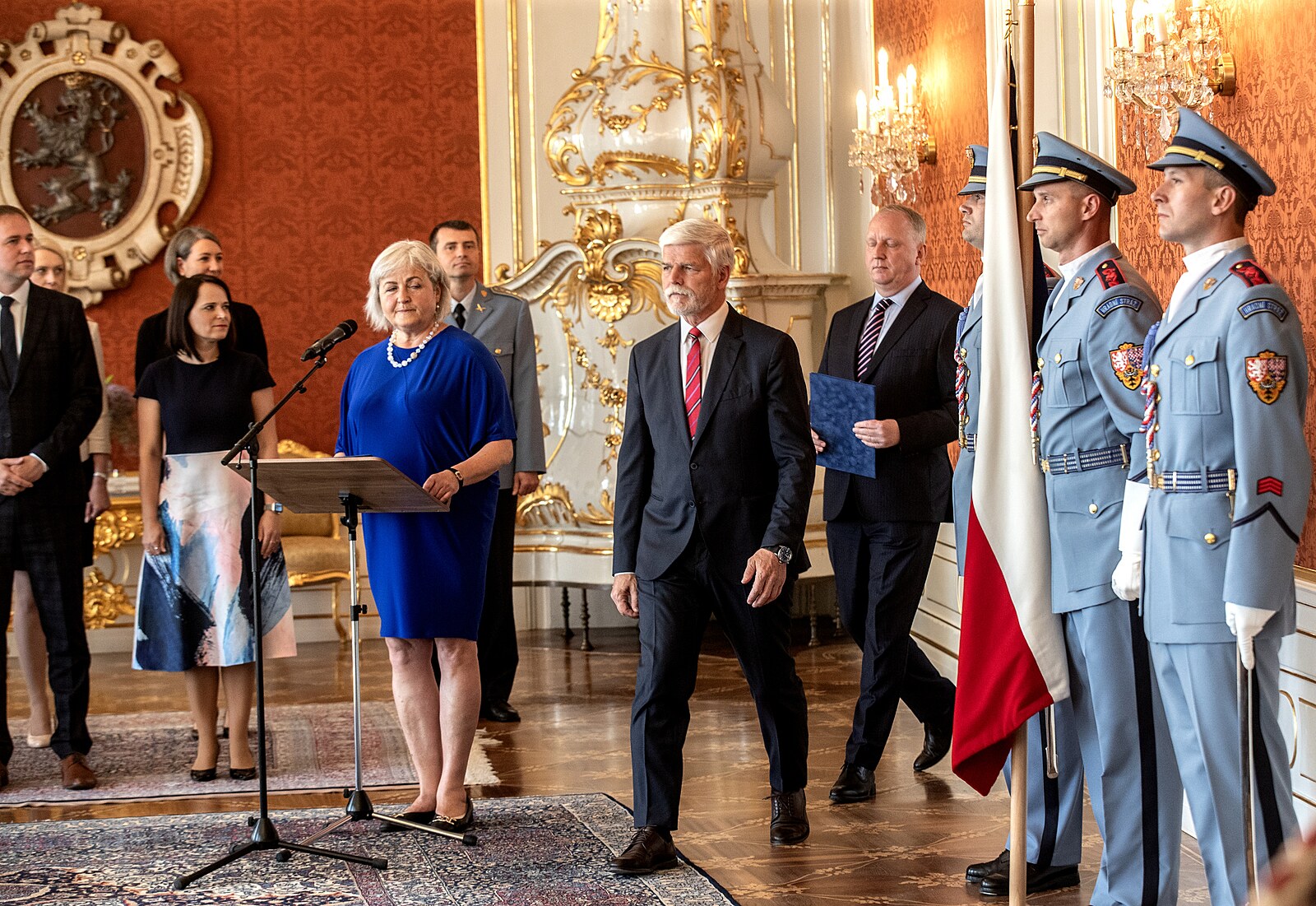 Cena rohlíku není na mně, řekl Výborný. Miliardy chce ušetřit i ...