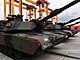 Americké tanky Abrams se vyloují ve ttínském pístavu na severu Polska. (28....
