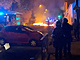 Protestujc ve francouzskm Nanterre se stetli s polici. Zapalovali...