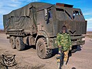Umlecké dílo. Ruský nákladní automobil Kamaz s improvizovaným pancéováním...