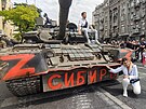 Obyvatelé Rostova nad Donu se fotografují u tanku v centru msta. (24. ervna...