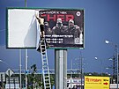 Odstraování billboardu wagnerovc na pedmstí Petrohradu. (24. ervna 2023)