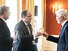 Prezident republiky Petr Pavel si pipíjí s Markem Výborným (KDU-SL) po jeho...