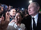 Ruský prezident Vladimir Putin na setkání s místními obyvateli na ulici v...