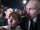 Ruský prezident Vladimir Putin pichází na setkání s místními obyvateli na...