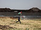 Stety mezi Palestinci a izraelskými vojáky na druhé stran plotu u Pásma Gazy...