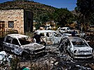 Palestinci kontrolují spálená vozidla po útoku izraelských osadník poblí...