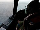 Pilot pozorovacího letounu CP-140 Aurora kanadského letectva pátrá po...