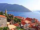 Kotor se nachází na konci boky Kotorské, hlubokého zálivu na pobeí Jaderského...