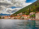 Kotor se nachází na konci boky Kotorské, hlubokého zálivu na pobeí Jaderského...