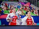 eské basketbalistky Renáta Bezinová (0) a Petra Holeínská (13) povzbuzují...