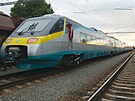 První souprava italského rychlovlaku Pendolino s emblémem �eských drah p�ejela...