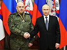 Konec spojenectví. Generál Sergej Surovikin pijímá z rukou ruského prezidenta...