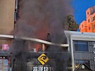 Kou stoupá z budovy po výbuchu plynu v restauraci s grilováním ve mst...