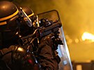 Policista stílí slzný plyn bhem stetu s mladými lidmi v Nanterre u Paíe....