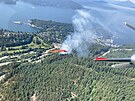 Letecký snímek hasiského letadla, které shazuje protipoární látku na poár u...