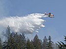 Hasiské letadlo shazuje protipoární látku na poár u jezera Whyte Lake, které...