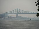 Pohled na panorama Montrealu zahalené smogovým oparem v dsledku poár. (26....