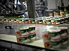 Výrobní linka jogurt Activia ve francouzské továrn spolenosti Danone ve...