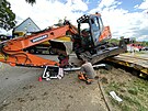 Ve Str�i nad Nisou narazil vlak do n�kladn�ho auta p�ev�ej�c�ho bagr. (21....