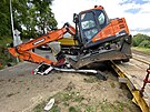 Ve Str�i nad Nisou narazil vlak do n�kladn�ho auta p�ev�ej�c�ho bagr. (21....
