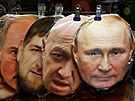 Masky ruského prezidenta Vladimira Putina, éfa oldnéské Wagnerovy skupiny...