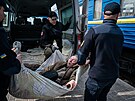 Ukrajintí policisté pomáhají s evakuací obyvatel z donckého Pokrovska. (22....