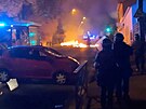 Protestující ve francouzském Nanterre se stetli s policií. Zapalovali...
