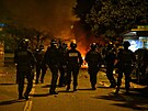 Protestující ve francouzském Nanterre se stetli s policií. Zapalovali...
