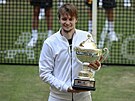 Alexander Bublik s trofejí pro vítze nmeckého Tenis Open.
