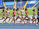 Kristiina Mäki (pátá zleva) bhem vytrvalostního závodu na 1500 metr na...