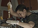 Vojenský lékaka poskytuje první pomoc zrannému ukrajinskému vojákovi u...