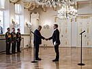 Nov jmenovaný finský premiér Petteri Orpo (vpravo) s finským prezidentem...