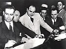 Al Capone podepisuje kauci strýce Sama - za poruení prohibiních zákon. (7....