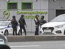 Rutí policisté hlídkují u dálnice na pedmstí Moskvy (24. ervna 2023)