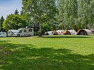 V kempu u Trutnova se d� bydlet ve stanech, karavanech i v chatk�ch.