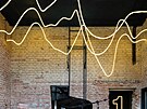 Neonová svtla odkazují na funkci studia: stropm nahrávacího studia dominují...