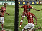 Polský fotbalista Arkadiusz Milik se raduje se spoluhrái z gólu v zápase s...