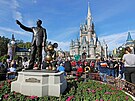 Skupina erné Slunce protestovala u vstupu do ikonického svta Walta Disneyho v...
