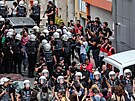 Turecká policie po kadoroním istanbulském pochodu hrdosti komunity LGBT+...