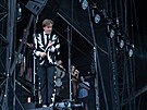 Zábr z vystoupení The Hives na slavném festivalu Glastonbury (23. ervna 2023)