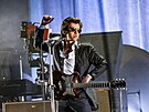 Arctic Monkeys bhem páteního vystoupení na Glastonbury (23. ervna 2023)